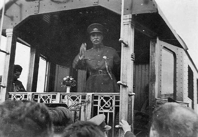 رضا شاه پهلوی در افتتاح خط آهن سراسری کشور «قُلی»هایی که مبدع و مجری خط آهن سراسری ایران بودند