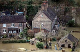 تخلیه منازل و لغو حرکت قطارها در پی سیلاب شدید در انگلیس