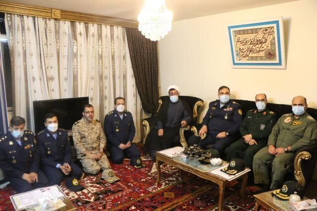 دیدار فرمانده نیروی هوایی ارتش با خانواده های خلبان شهید علیرضا حنیفه زاد و پرویز حبیبی