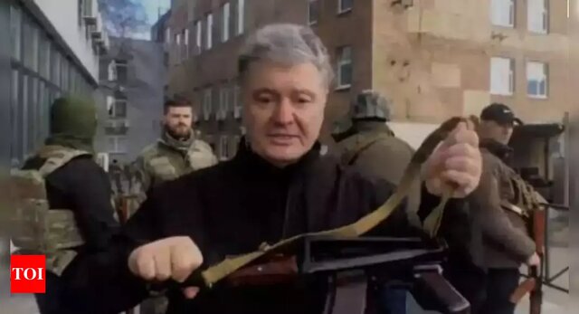 پترو پوروشنکو کلاشنیکف به دست در خیابان‌های کی‌یف: پوتین هرگز نمی‌تواند اوکراین را تصرف کند