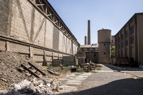 کارخانه سیمان ری به عنوان نخستین کارخانه سیمان ایران، در ابتدای قرن چهاردهم و همزمان با آغاز ساخت و سازهای صنعتی در ایران، در شمال شرقی شهر ری امروزی احداث شد.
این تصویر تابستان 99 ثبت شده است.