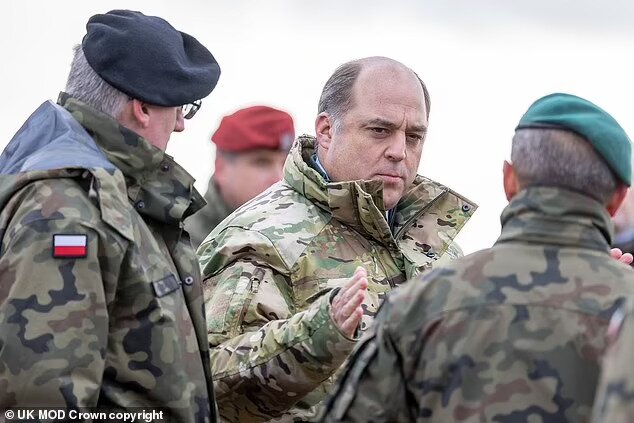 بن والاس، وزیر دفاع انگلیس زرادخانه تسلیحات سنگین انگلیس خالی شده است