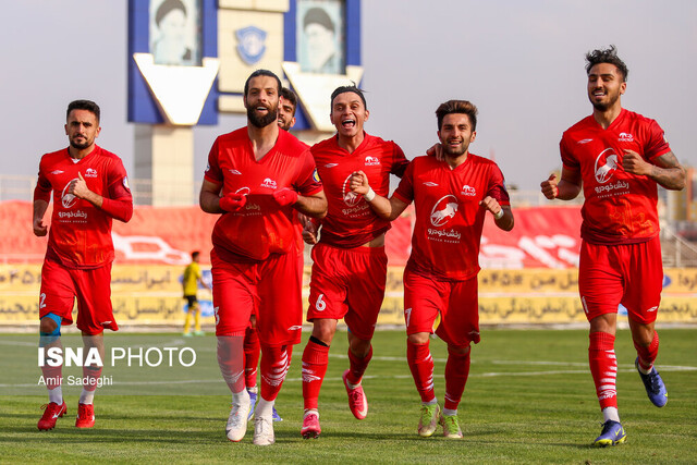 اسدی: در انتقاد از زنوزی به دنبال منافع شخصی نبودم / اخباری لیدر فوقالعادهای است