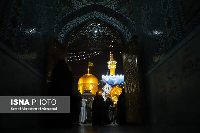 عکس آرشیوی است اسکان شبانه زائران در رواقهای حرم مطهر امام رضا(ع) در ایام نوروز
