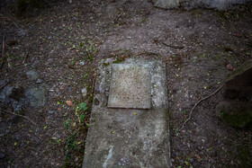 نمایی از مقبره‌ی یکی از ساکنان خطبه‌سرا مربوط به حدود ۶۰ سال قبل که در محوطه بقعه سلطان محمود شاه دینوری در روستای شامیلرزان واقع شده است.