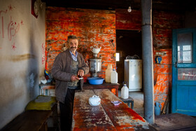 صفر پورشمس از اهالی روستای بنونمشایخ است که در مسیر نونمشایخ و شامیلرزان کافهای کوچک داد و از هالی منطقه و گردشگران پذیرایی میکند. او میگوید در حدود ۵۰ سال در این کافه مشغول به کار است