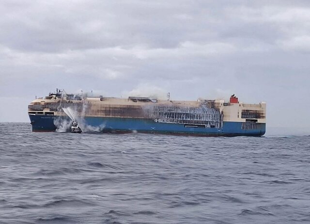 کشتی حامل خودروهای لوکس غرق شد