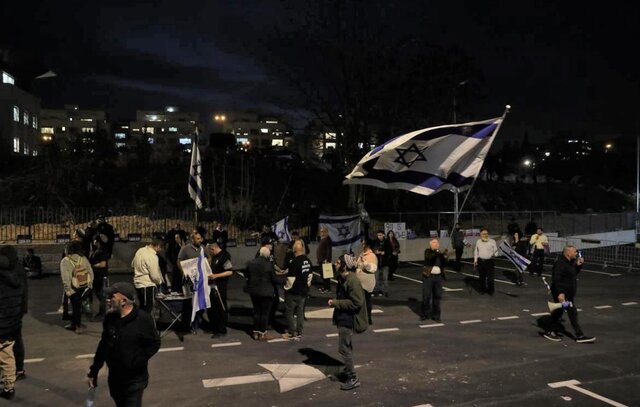 یورش شهرک‌نشینان اسرائیلی به محله شیخ جراح / فراخوان حماس برای مشارکت در نماز جمعه مسجدالاقصی