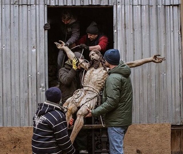 انتقال مجسمه حضرت مسیح از کلیسای لویو به پناهگاه انتقال مجسمه حضرت مسیح از کلیسای لویو به پناهگاه