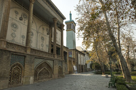 در زیر تالار و عمارت بادگیر، حوض‌خانه‌ای است که در چهار گوشه آن چهار بادگیر بلند از کاشی‌های معرق آبی و زرد و سیاه با قبه‌های زرین قرار گرفته و هوای حوض‌خانه و تالار و اتاق‌های آن را به خوبی خنک می‌کند. 