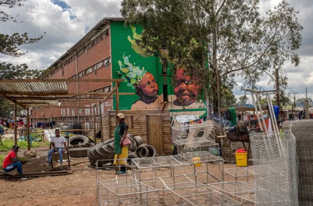 با تصاویر قهرمانان دیوارهای زشت شهر را می پوشاند