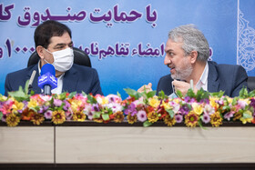 سید رضا فاطمیامین وزیر صمت و محمد مخبر معاون اول رئیسجمهور در مراسم امضای تفاهمنامه به منظور احیای هزار واحد تولیدی و افتتاح صد واحد تعطیل و نیمهتعطیل