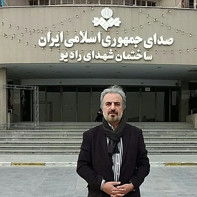 هرچه پای رادیو نشستند او نیامد که نیامد!