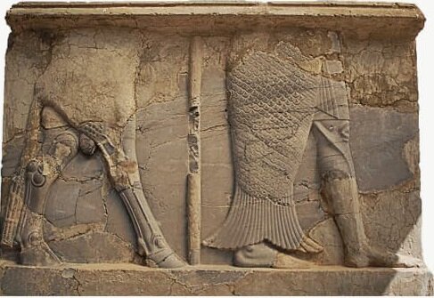 مردی با پای ماهی در ورودی کاخ کوروش در پاسارگاد، شیراز «ماهی» هفت سین ایرانی است؟