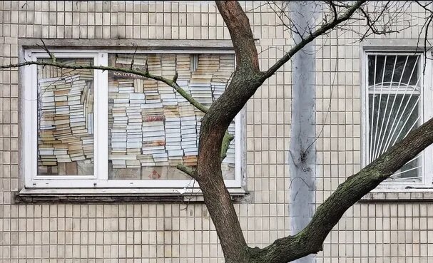 سنگر کتاب‌ علیه بمب در اوکراین