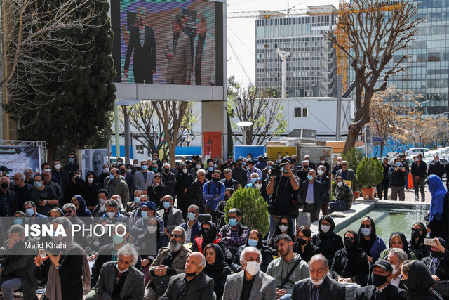 پیکر علیرضا غفاری از مقابل خانه هنرمندان تشییع شد