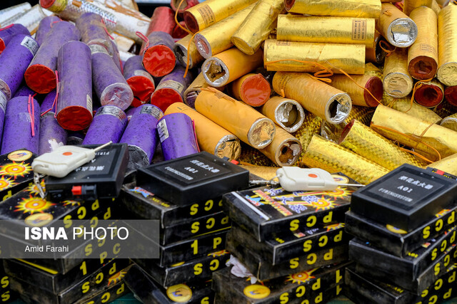 عکس تزئینی است قاچاق چسب لو رفت/ کشف ۸۵ هزار عدد موادمحترقه