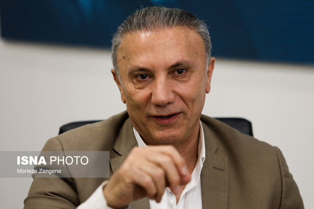 به قلعهنویی مثل یک خارجی نگاه کنید به قلعهنویی مثل یک خارجی نگاه کنید