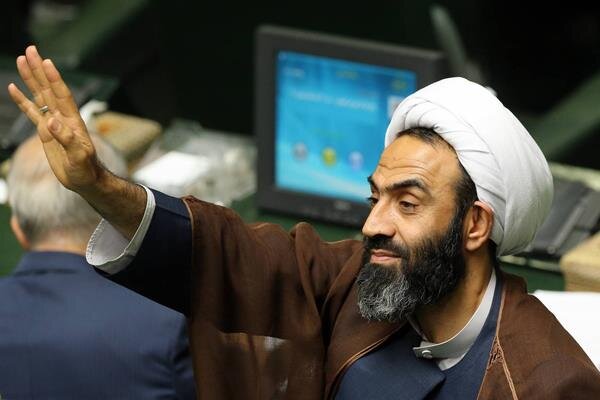نقدعلی: جلوی برداشتهای بیرویه از سد زایندهرود گرفته شود نقدعلی: جلوی برداشتهای بیرویه از سد زایندهرود گرفته شود