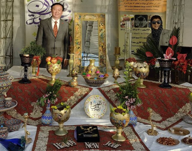 عکس یادگاری سفیر چین با هفت سین ایرانی عکس یادگاری سفیر چین با هفت سین ایرانی