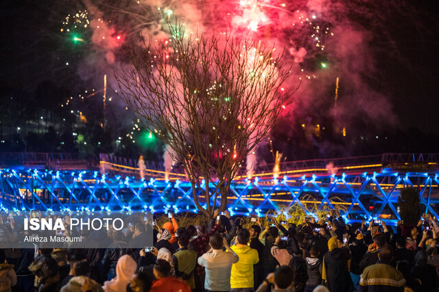 عکس تزیینی است تهران در نیمه شعبان غرق نور میشود