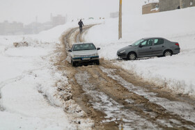 بارش برف و باران در جاده های ۲۵ استان/ ترافیک نیمه سنگین در جاده چالوس و ۳ محور دیگر