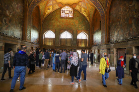 بعد از دو سال از آغاز شیوع کرونا و اعمال محدودیت‌ها در سفر، اصفهان در نوروز امسال دوباره میزبان خیل عظیم گردشگران است. کاخ چهل ستون یکی از بناهای به جا مانده از دوران صفوی است که این روزها یکی از مهم‌ترین مقصد گردشگران و مسافران نوروزی است.