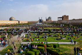 مسافران نوروزی در میدان امام اصفهان