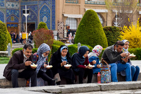 مسافران نوروزی در میدان نقش جهان