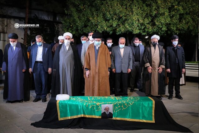 عکس آرشیوی است رهبر انقلاب بر پیکر حجتالاسلاموالمسلمین ریشهری نماز اقامه کردند