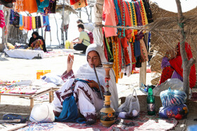 در اطراف تالاب لیپار یا همان تالاب صورتی بومی‌های این منطقه صنایع دستی خود را بفروش می‌رسانند.