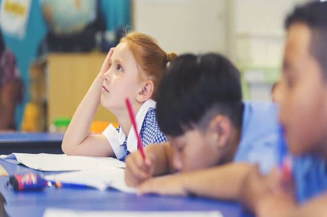 غلبه بر اختلال ADHD کودکان با نقاشی و گل بازی