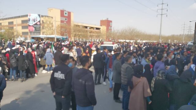 بلاتکلیفی تماشاگران خانم برای ورود به ورزشگاه امام رضا(ع) بلاتکلیفی تماشاگران خانم برای ورود به ورزشگاه امام رضا(ع)