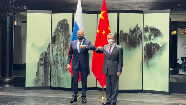 تاکید وزرای خارجه چین و روسیه بر "غیرسازنده" بودن تحریمهای غرب تاکید وزرای خارجه چین و روسیه بر "غیرسازنده" بودن تحریمهای غرب