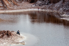 وجود دریاچه میان گنبد نمکی قم نکته منحصر به فرد این مکان است که موجب جذب گردشگران زیادی شده است