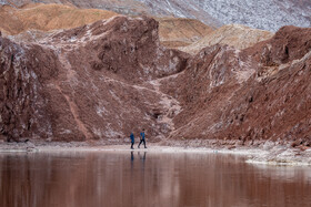 حضور مسافران در دریاچه میان گنبد نمکی قم