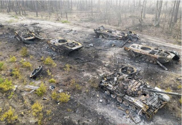 تانکهای منهدم شده روسی آثار برجای مانده از عقبنشینی نیروهای روسی از اطراف کییف