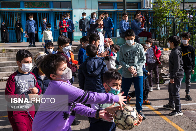 عکس خبر آرشیوی است. احتمال افزایش بروز کرونا طی روزهای آتی/انتقاد از حذف فاصلهگذاری فیزیکی در مدارس