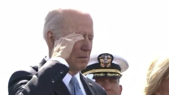 جو بایدن، رئیس جمهوری آمریکا ایستاده در خواب!