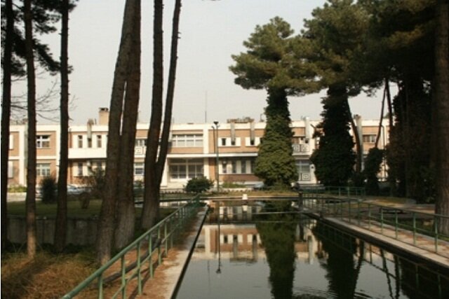 ماموران شهرداری باید پاسخگوی تخلف ورود به مؤسسه ژئوفیزیک از روی دیوارهای نردهای باشند ماموران شهرداری باید پاسخگوی تخلف ورود به مؤسسه ژئوفیزیک از روی دیوارهای نردهای باشند