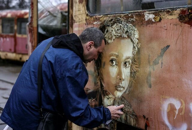 هنرمند فرانسوی روی خرابه‌های اوکراین نقاشی می‌کند 