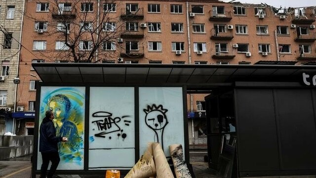 هنرمند فرانسوی روی خرابههای اوکراین نقاشی میکند