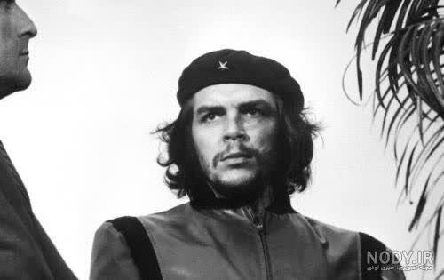 عکسی از پیکر بی جان چهگوارا در میان قاتلانش