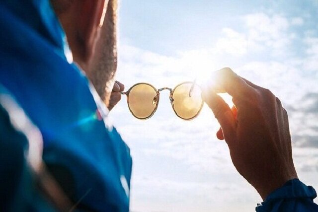 جلوگیری از مضرات نور آبی به کمک عینک آفتابی