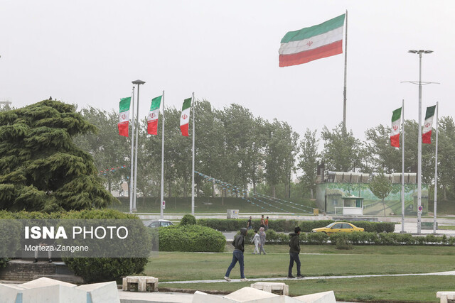 وزش باد شدید و خیزش گرد و خاک در تهران/ تداوم افزایش دما 