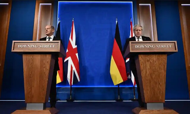 کنفرانس خبری نخست وزیر انگلیس و صدراعظم آلمان با وعده ارائه تسلیحات جدید به اوکراین