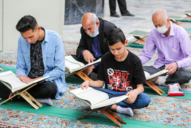 جزء خوانی قرآن کریم در حرم امام رضا(ع)