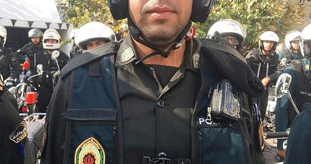 نصب دوربین روی لباس مأموران پلیس به کجا رسید؟ نصب دوربین روی لباس مأموران پلیس به کجا رسید؟