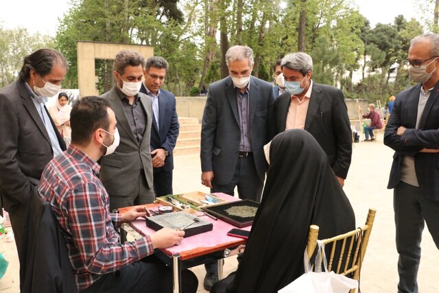 بازدید معاون هنری از کارگاههای نمایشگاه «هنر انقلاب»