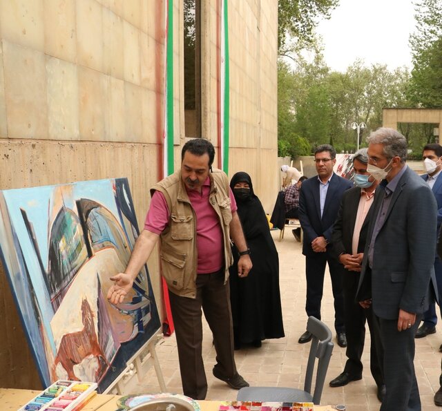 بازدید معاون هنری از کارگاههای نمایشگاه «هنر انقلاب»